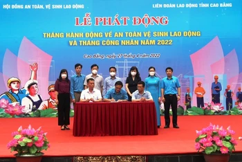Các doanh nghiệp tại Cao Bằng ký cam kết bảo đảm an công tác an toàn vệ sinh lao động.