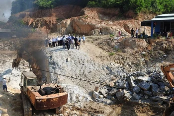 Lãnh đạo TP Đà Nẵng kiểm tra thực tế khu vực địa chất phức tạp, việc đào đường gặp nền đá hoa cương rất cứng. 