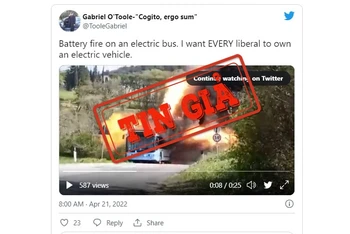 Ảnh chụp màn hình một bài đăng trên Twitter với chú thích không chính xác về chiếc xe bus đang bốc cháy trong đoạn video.