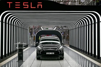 Sự lao dốc của cổ phiếu Tesla diễn ra trong bối cảnh thị trường đầy thách thức đối với nhiều mã cổ phiếu liên quan đến công nghệ. (Ảnh minh họa: Reuters)