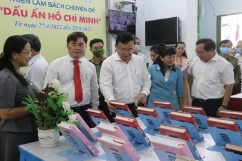 Các đại biểu tham quan tại lễ khai mạc triển lãm sách về Bác Hồ.