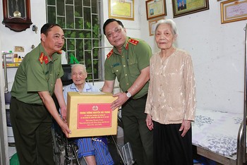Đại diện lãnh đạo Công an thành phố Hà Nội đến thăm, tặng quà đồng chí Nguyễn Văn Dần, nguyên cán bộ Phòng An ninh điều tra.