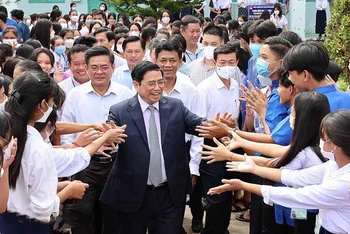 Thủ tướng Phạm Minh Chính với học sinh Trường Trung học phổ thông Dân tộc nội trú Huỳnh Cương.