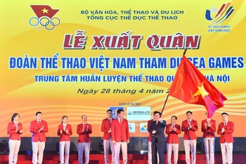 Phó Thủ tướng Thường trực Chính phủ Phạm Bình Minh trao lá cờ Tổ quốc cho Đoàn Thể thao Việt Nam tham dự SEA Games 31. 