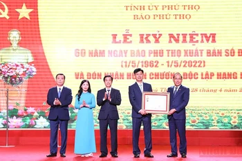 Phó Bí thư Tỉnh ủy Phú Thọ Hoàng Công Thủy trao tặng Huân chương Độc lập hạng Nhì cho tập thể Báo Phú Thọ. 