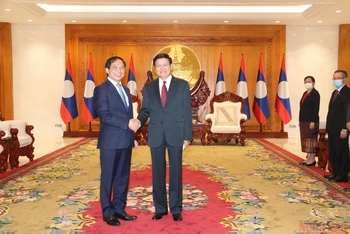 Tổng Bí thư, Chủ tịch nước Lào Thongloun Sisoulith (phải) tiếp Bộ trưởng Ngoại giao Bùi Thanh Sơn, chiều 28/4. (Ảnh: XUÂN SƠN)