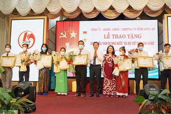 Lãnh đạo tỉnh Long An trao danh hiệu “Bà mẹ Việt Nam Anh hùng” tặng các mẹ và đại điện gia đình thân nhân các mẹ.