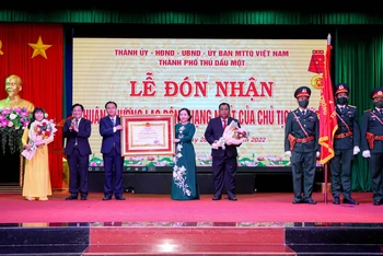 Thừa ủy quyền của Chủ tịch nước, Phó Bí thư Thường trực Tỉnh ủy Bình Dương Nguyễn Hoàng Thao (thứ hai từ trái sang) trao Huân chương Lao động hạng Nhất tặng thành phố Thủ Dầu Một.