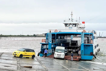 Tuyến phà biển từ đảo Cát Hải sang đảo Cát Bà (Hải Phòng) sẽ tạm thời ngừng chuyên chở xe ô-tô con và xe tải trong dịp nghỉ lễ 30/4 đến 3/5/2022 để khắc phục ách tắc giao thông thường xuyên xảy ra tại đây.