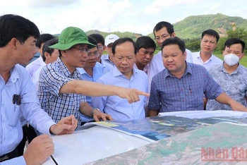 Đoàn công tác của Bộ Giao thông vận tải kiểm tra, chỉ đạo Dự án Xây dựng công trình đường bộ cao tốc bắc-nam phía Đông đoạn qua tỉnh Phú Yên.