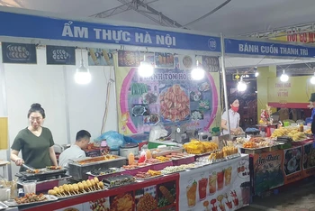 Rất đông người dân và khách du lịch lựa chọn các sản phẩm OCOP của Quảng Ninh  