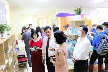 Thứ trưởng Giao thông vận tải Nguyễn Ngọc Đông tham quan gian trưng bày sách tại Bộ.
