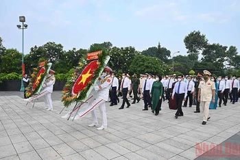 Đoàn đại biểu Thành phố Hồ Chí Minh viếng Nghĩa trang liệt sĩ thành phố.