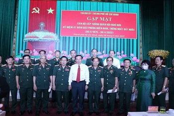 Đồng chí Nguyễn Văn Nên, Ủy viên Bộ Chính trị, Bí thư Thành uỷ Thành phố Hồ Chí Minh chụp hình lưu niệm cùng các đại biểu dự họp mặt.
