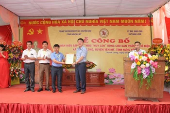 Lãnh đạo Sở Khoa học và Công nghệ tỉnh Hưng Yên trao giấy chứng nhận nhãn hiệu tập thể “Mộc Thụy Lân” cho đại diện chủ sở hữu nhãn hiệu Hội Nông dân xã Thanh Long.