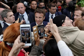 Tổng thống Pháp Emmanuel Macron gặp người dân ở thành phố Cergy ngày 27/4. (Ảnh: AP)