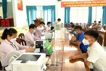 Giải ngân cho vay tại Phòng giao dịch Ngân hàng Chính sách xã hội huyện Bến Cầu (Tây Ninh).