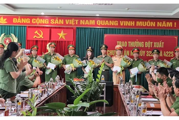 Thừa ủy quyền Bộ trưởng Công an, Đại tá Ngô Thanh Bình, Giám đốc Công an tỉnh Điện Biên trao thưởng các lực lượng phá án.