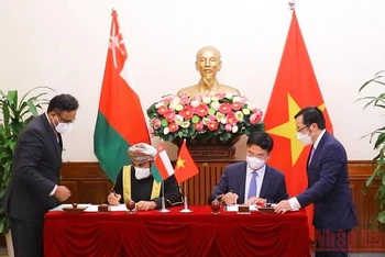 Thứ trưởng Ngoại giao Phạm Quang Hiệu và Đại sứ Oman tại Việt Nam Saleh Mohamed Ahmed Al Suqri ký kết Hiệp đinh miễn thị thực cho người mang hộ chiếu ngoại giao, hộ chiếu đặc biệt và hộ chiếu công vụ.