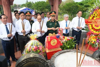 Chủ tịch nước Nguyễn Xuân Phúc dâng hương tại Thành cổ Quảng Trị.