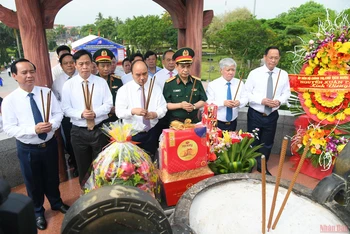 Chủ tịch nước Nguyễn Xuân Phúc cùng các đại biểu dâng hương tưởng niệm các anh hùng liệt sĩ tại Thành cổ Quảng Trị. (Ảnh: THÀNH ĐẠT)