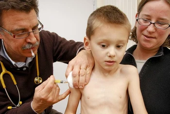 Tiêm phòng viêm gan B cho trẻ nhỏ ở Merville, Pháp. (Ảnh: BSIP/UIG/Getty Images)