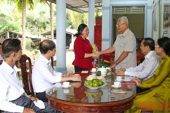 Đồng chí Bùi Thị Minh Hoài thăm và tặng quà Anh hùng lao động thời kỳ đổi mới Ngô Ngọc Bỉnh, xã Bình Phước, huyện Mang Thít, tỉnh Vĩnh Long. 