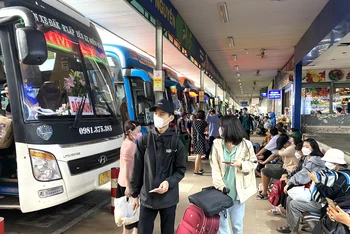  Hành khách đổ dồn về Bến xe miền Đông vào chiều 29/4.