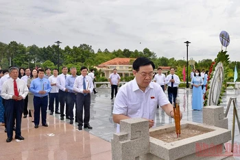 Chủ tịch Quốc hội và đoàn công tác thắp hương tại Nghĩa trang liệt sĩ Trà Vinh.