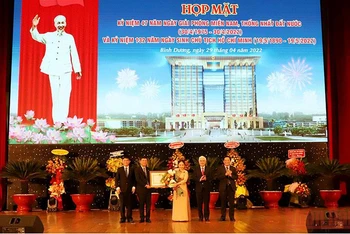 Thừa ủy quyền của Chủ tịch nước, lãnh đạo tỉnh Bình Dương trao Huân chương Lao động hạng Nhì tặng đồng chí Nguyễn Thị Lệ Trinh, Chủ tịch Hội Chữ thập đỏ tỉnh Bình Dương.