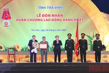 Chủ tịch Quốc hội trao Huân chương Lao động hạng Nhất tặng Đảng bộ, chính quyền và nhân dân tỉnh Trà Vinh.