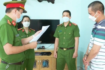 Cơ quan Cảnh sát điều tra đọc lệnh bắt đối tượng Lê Văn Hùng.