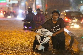 Cơn mưa chiều tối 29/4 gây ngập sâu ở tuyến đường Tô Ngọc Vân, thành phố Thủ Đức, Thành phố Hồ Chí Minh.