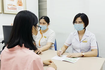 ThS, BS Trịnh Thị Thúy, chuyên khoa sản phụ khoa đang thăm khám cho bệnh nhân.