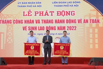 Đại diện Tổng Liên đoàn Lao động Việt Nam tặng Cờ thi đua cho các tập thể có thành tích xuất sắc trong công tác an toàn lao động vệ sinh lao động.