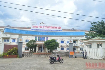 Sau khi Bệnh viện điều trị bệnh nhân Covid-19 tỉnh Quảng Ngãi (cơ sở 1) giải thể, Trung tâm Y tế huyện Bình Sơn tiếp tục thu dung khám, chữa bệnh thông thường cho nhân dân.
