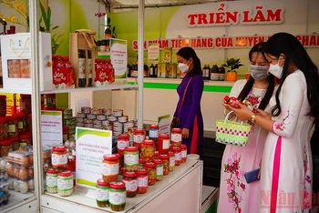 Trưng bày các sản phẩm nông nghiệp tiêu biểu của Thành phố Hồ Chí Minh.