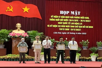 Lãnh đạo Thành ủy Cần Thơ trao huy hiệu Đảng cho 4 đồng chí Đảng viên.