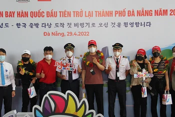 Chuyến bay đầu tiên đưa hơn 200 khách du lịch Hàn Quốc đến Đà Nẵng.