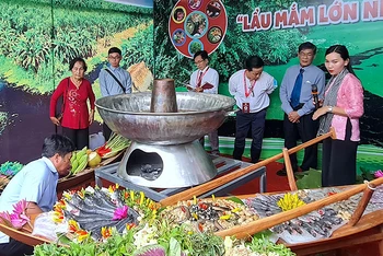 Không gian trưng bày, xác lập kỷ lục “Lẩu mắm lớn nhất Việt Nam” tại huyện U Minh vào chiều 29/4.