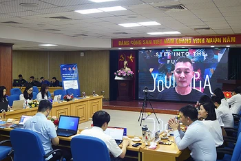 Quang cảnh Chương trình đối thoại lãnh đạo trẻ Việt Nam-Singapore năm 2022 từ đầu cầu thành phố Hà Nội.