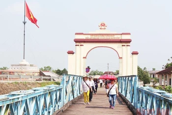 Du khách tham quan cầu Hiền Lương bắc qua sông Bến Hải.