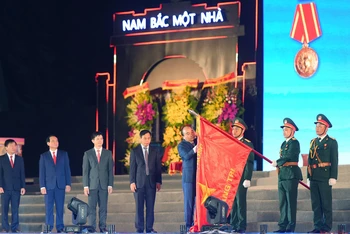 Chủ tịch nước Nguyễn Xuân Phúc trao Huân chương Hồ Chí Minh lần 2 cho quân và dân tỉnh Quảng Trị. (Ảnh: THÀNH ĐẠT)