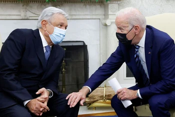 Tổng thống Mỹ Joe Biden tiếp người đồng cấp Andres Manuel Lopez Obrador tại Nhà trắng, tháng 11/2021. (Ảnh: Reuters)