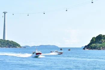 Du khách đi ca-nô khám phá các đảo khu vực nam đảo Phú Quốc (Kiên Giang).