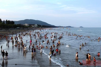 Du khách tắm biển ở khu du lịch Hải Tiến, huyện Hoằng Hóa, tỉnh Thanh Hoá.