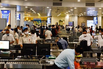 Sân bay Nội Bài đón 70 nghìn lượt khách ngày 30/4.
