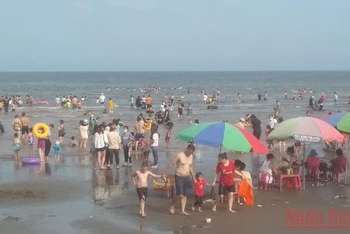 Những năm gần đây, bãi biển cồn Vành (tỉnh Thái Bình) trở thành điểm đến khá hấp dẫn với du khách. (Ảnh: MAI TÚ)