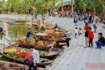 Du khách tham quan công trình chợ nổi miền tây tại Khu phức hợp giải trí Khang Thông (Happyland), huyện Bến Lức (Long An).