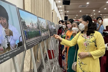 Đại biểu tham quan triển lãm Nụ cười Việt Nam tại bảo tàng Phụ nữ Nam Bộ.